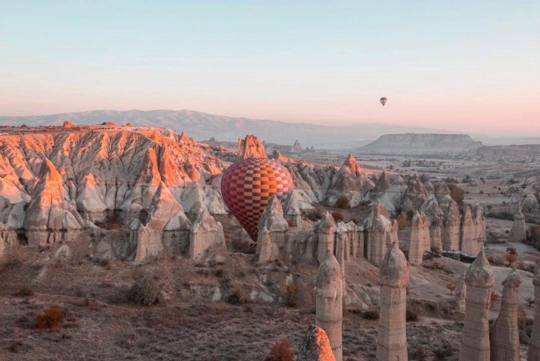 Balon w Kapadocji pośród formacji skalnych