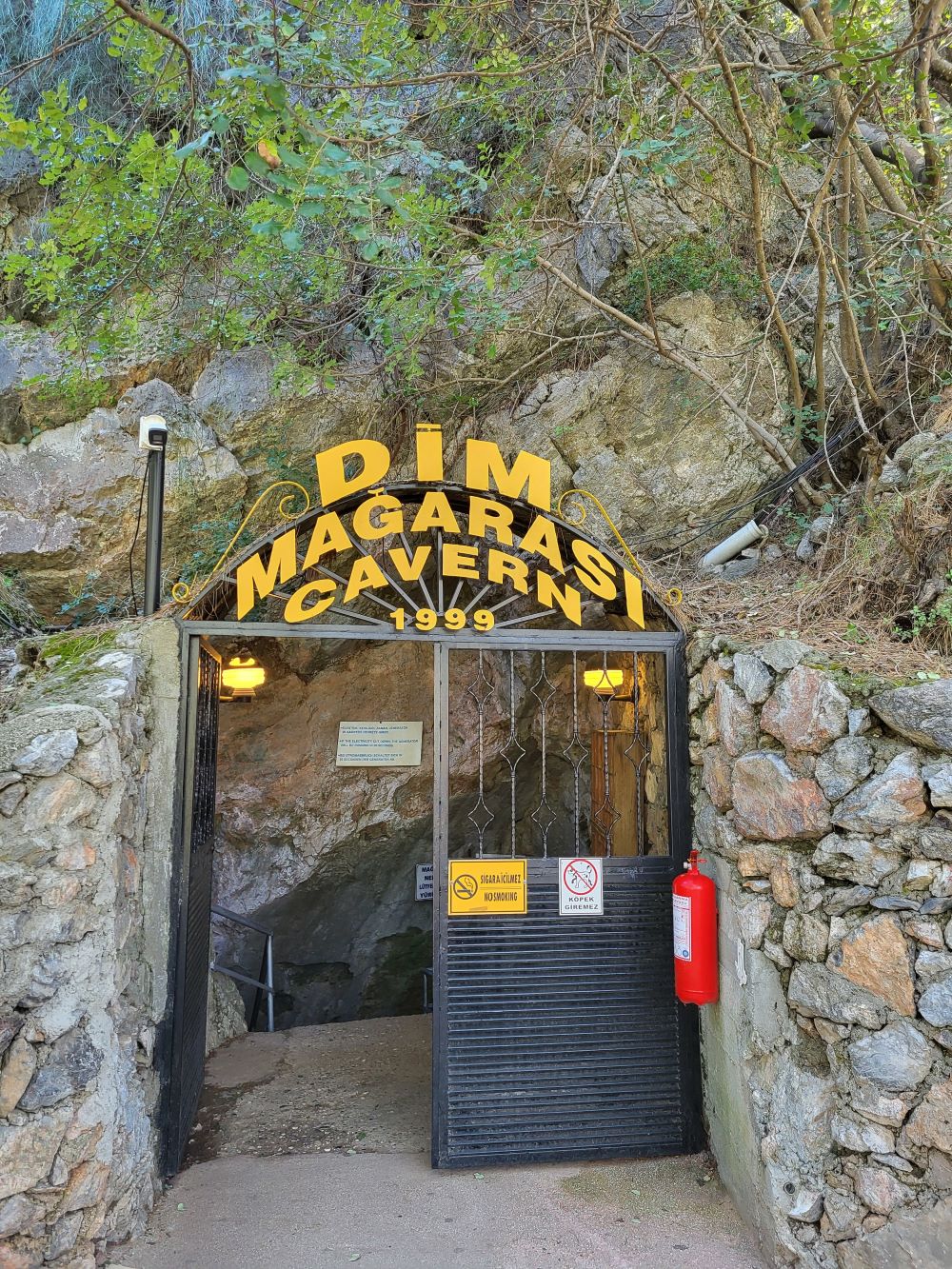 Wejście do jaskini Dim 