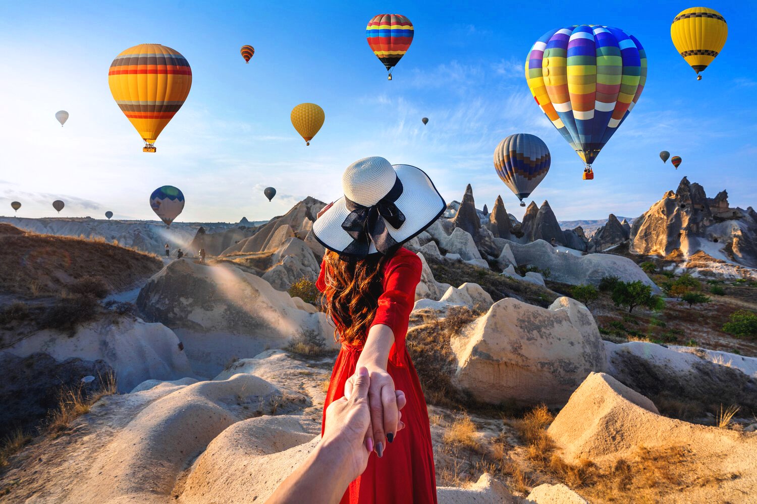 fruwające balony nad dolinami Kapadocja