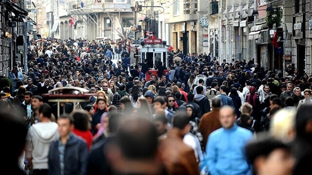 Tłum ludzi na tureckiej ulicy