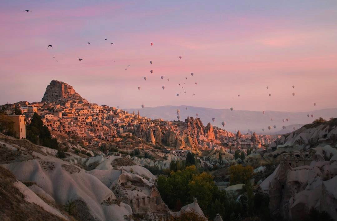 Zapierający dech w piersiach widok lecących balonów nad Kapadocją