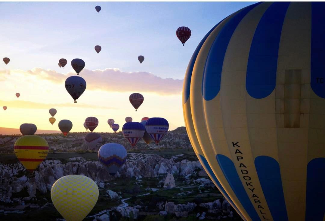 Kolorowe balony unoszące się nad Kapadocją
