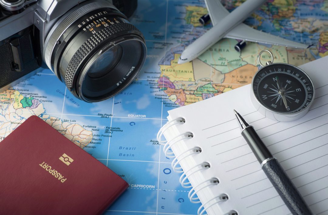 Mapa, aparat, paszport, notatnik