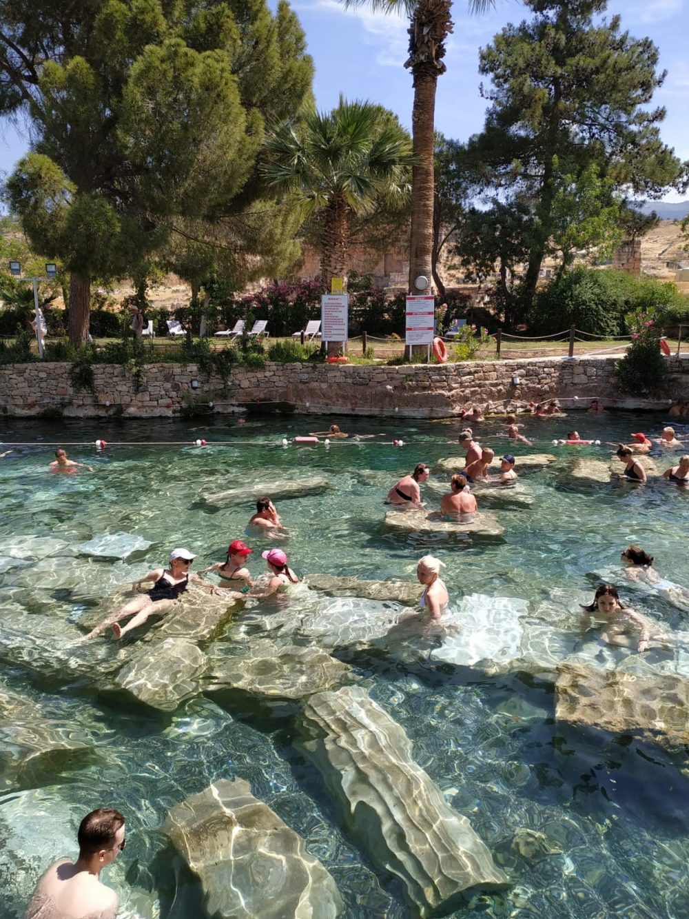 turyści w basenie Kleopatry
