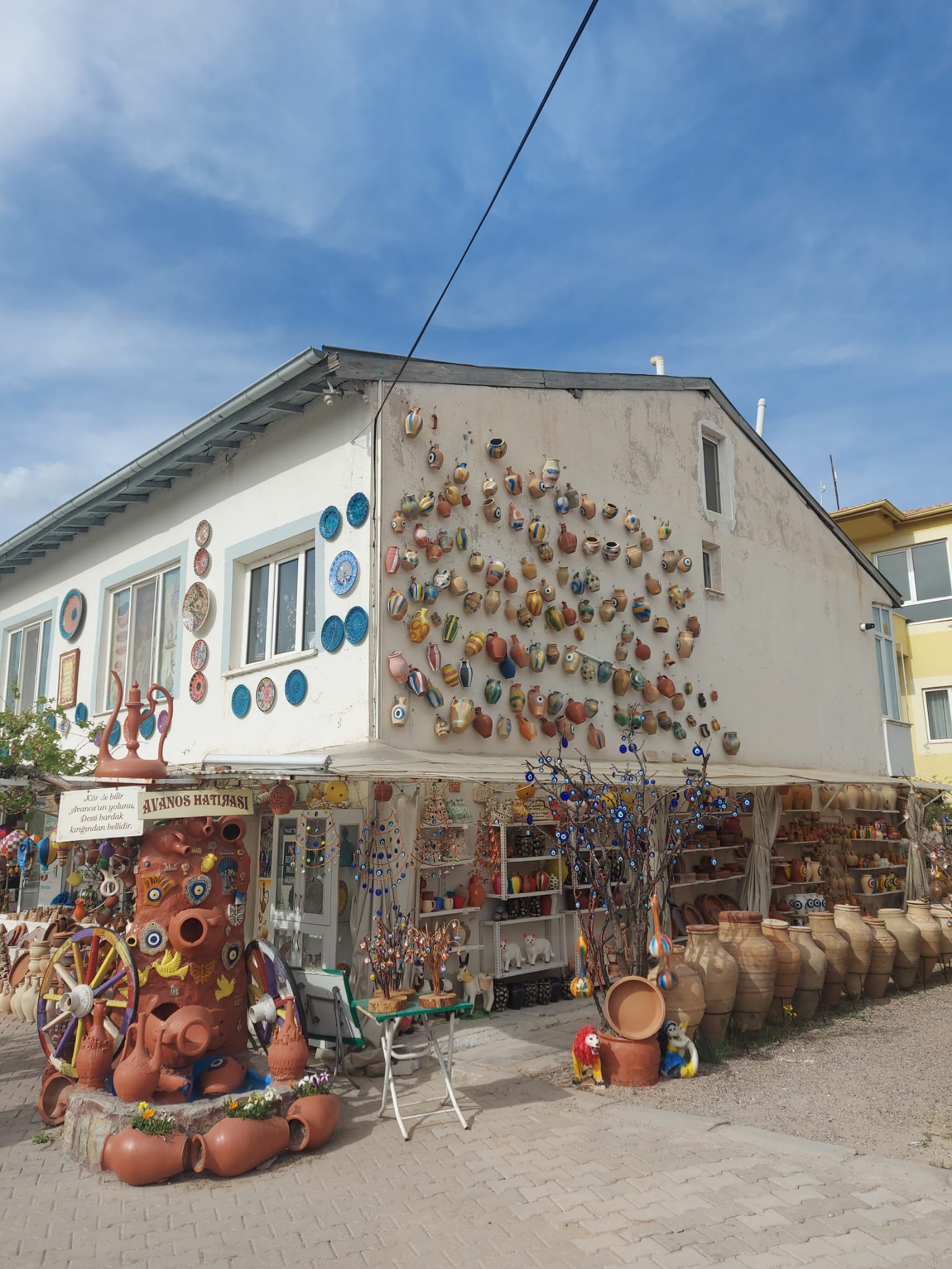 Naczynia ceramiczne na budynku