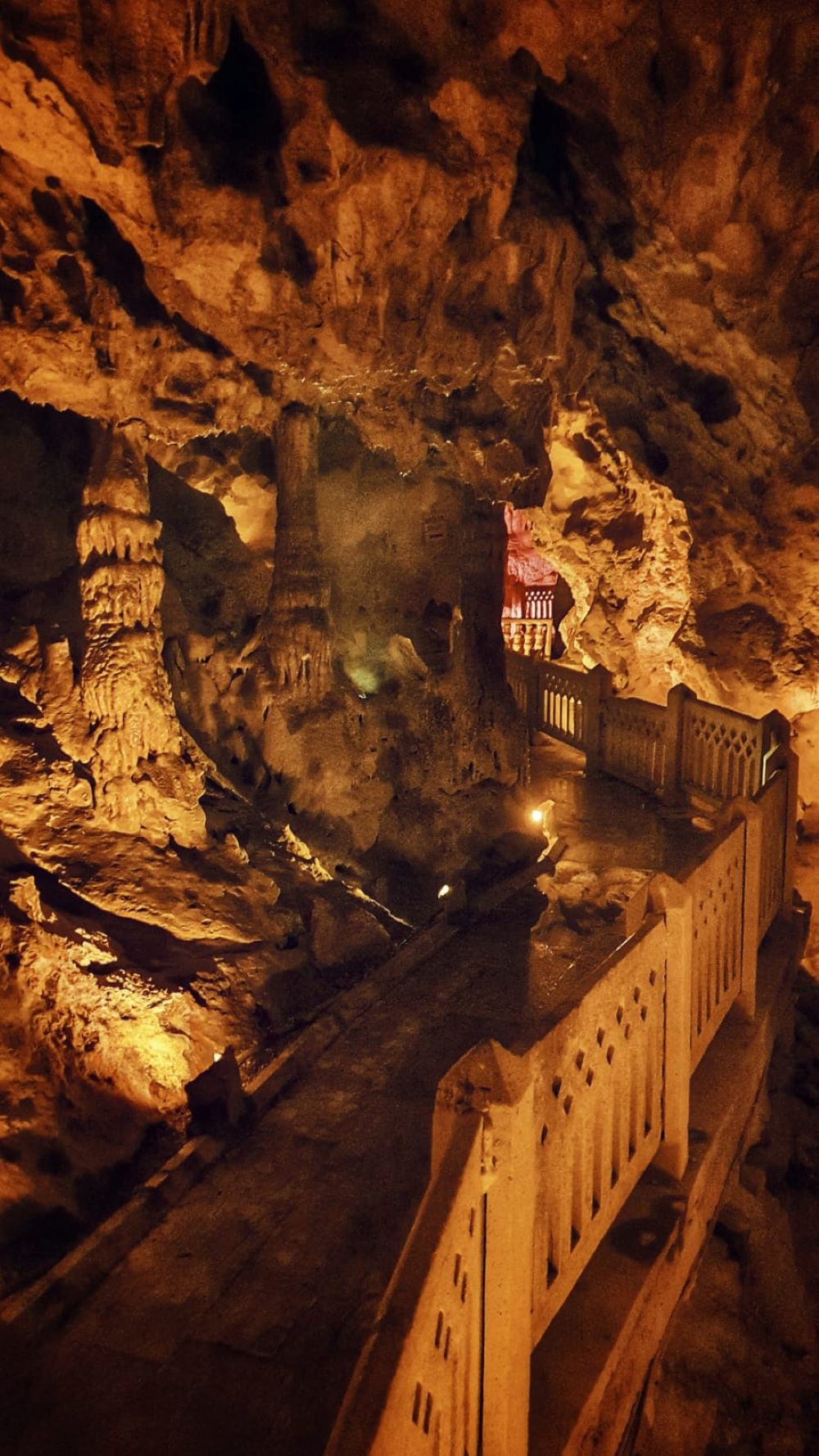 Jaskinia Insuyu stalaktytym stalagmity stalagnaty